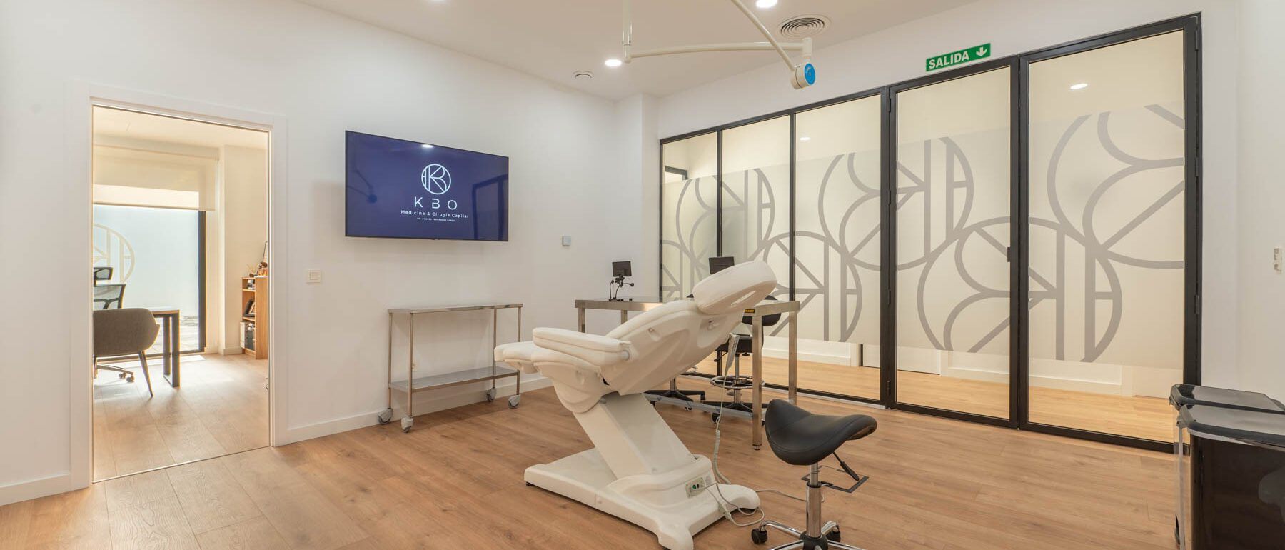 Sala de consultas Clínica KBO Medicina y Cirugía Capilar en Almería Doctor Cabeo