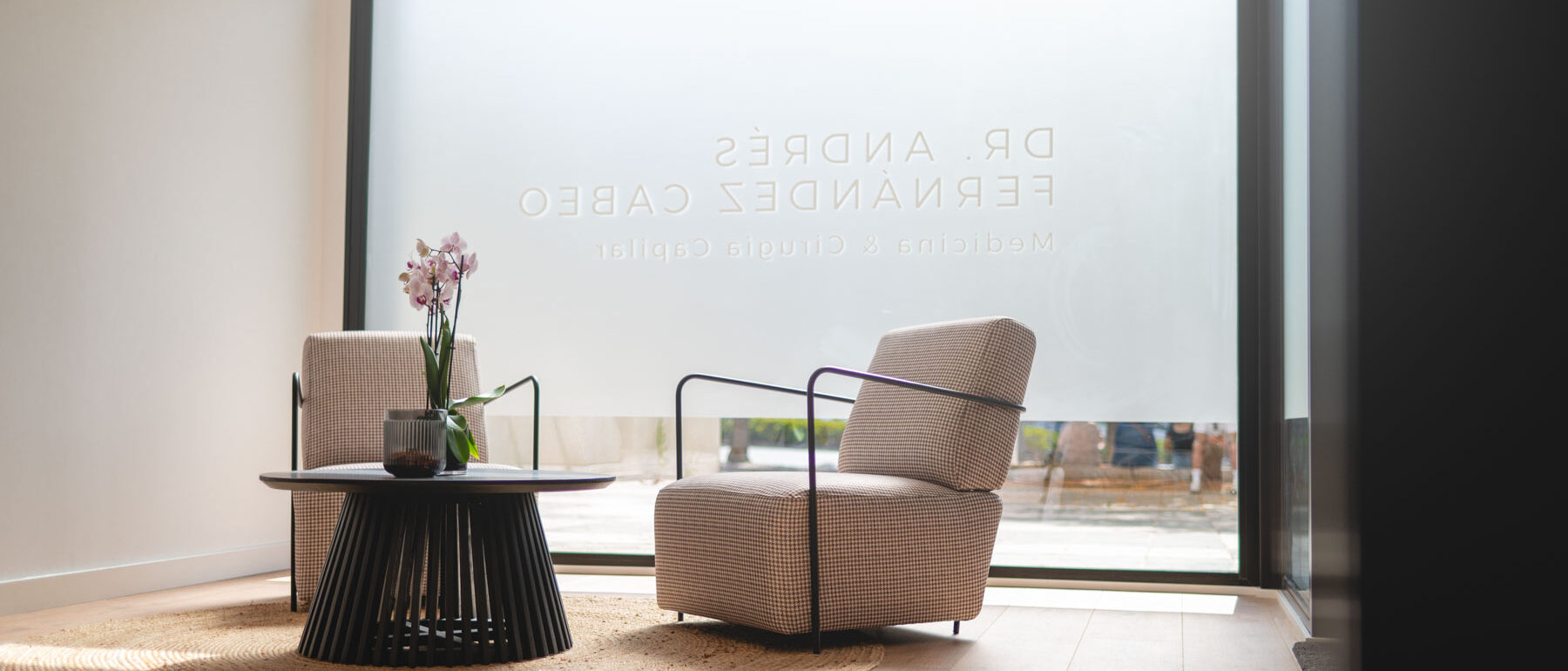 Decoración Clínica KBO Medicina y Cirugía Capilar en el Parador de las Hortichuelas Doctor Cabeo