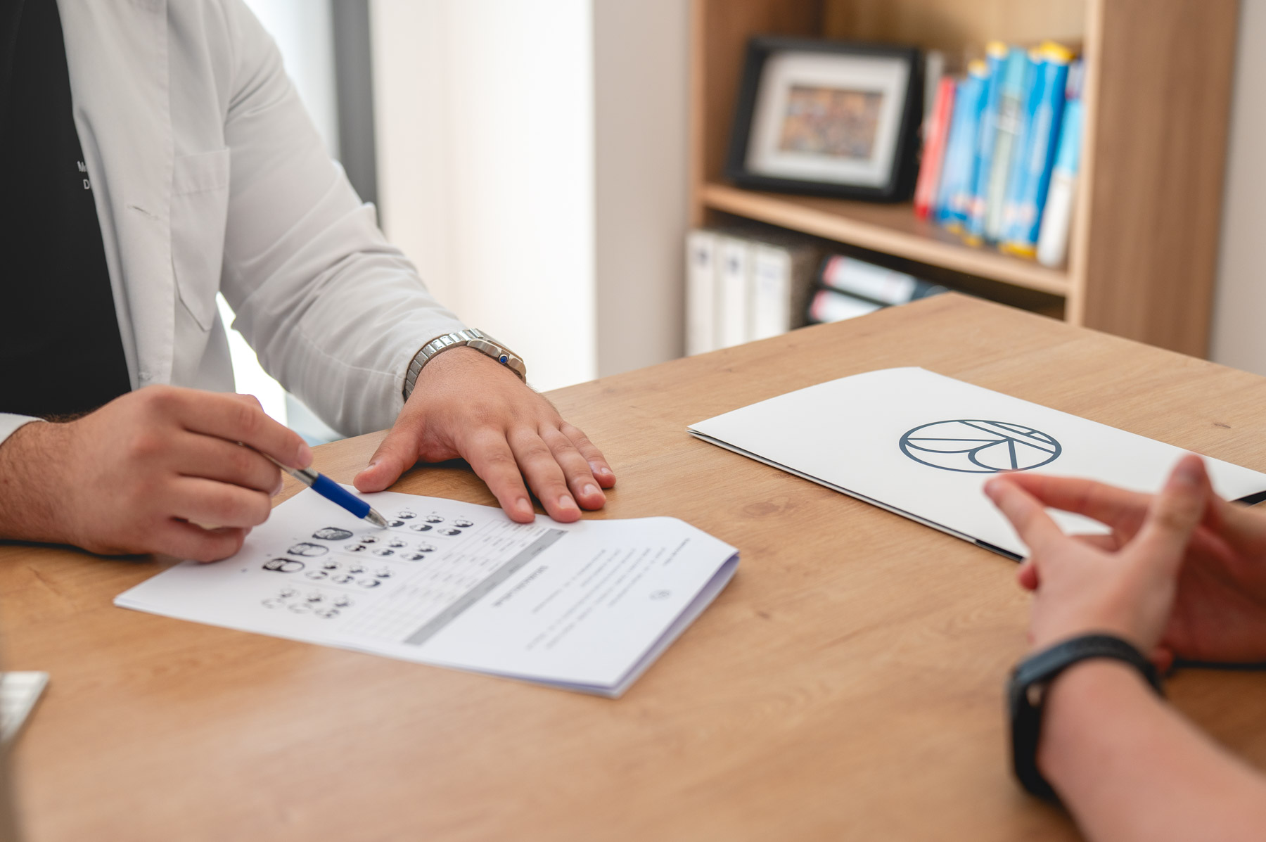 Consulta de diagnóstico pacientes Clínica KBO Medicina y Cirugía Capilar en Roquetas de Mar