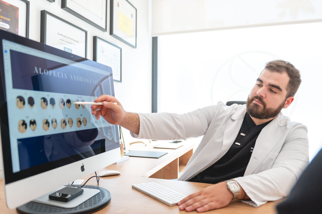 Consulta de diagnóstico pacientes Clínica KBO Medicina y Cirugía Capilar en Roquetas de Mar