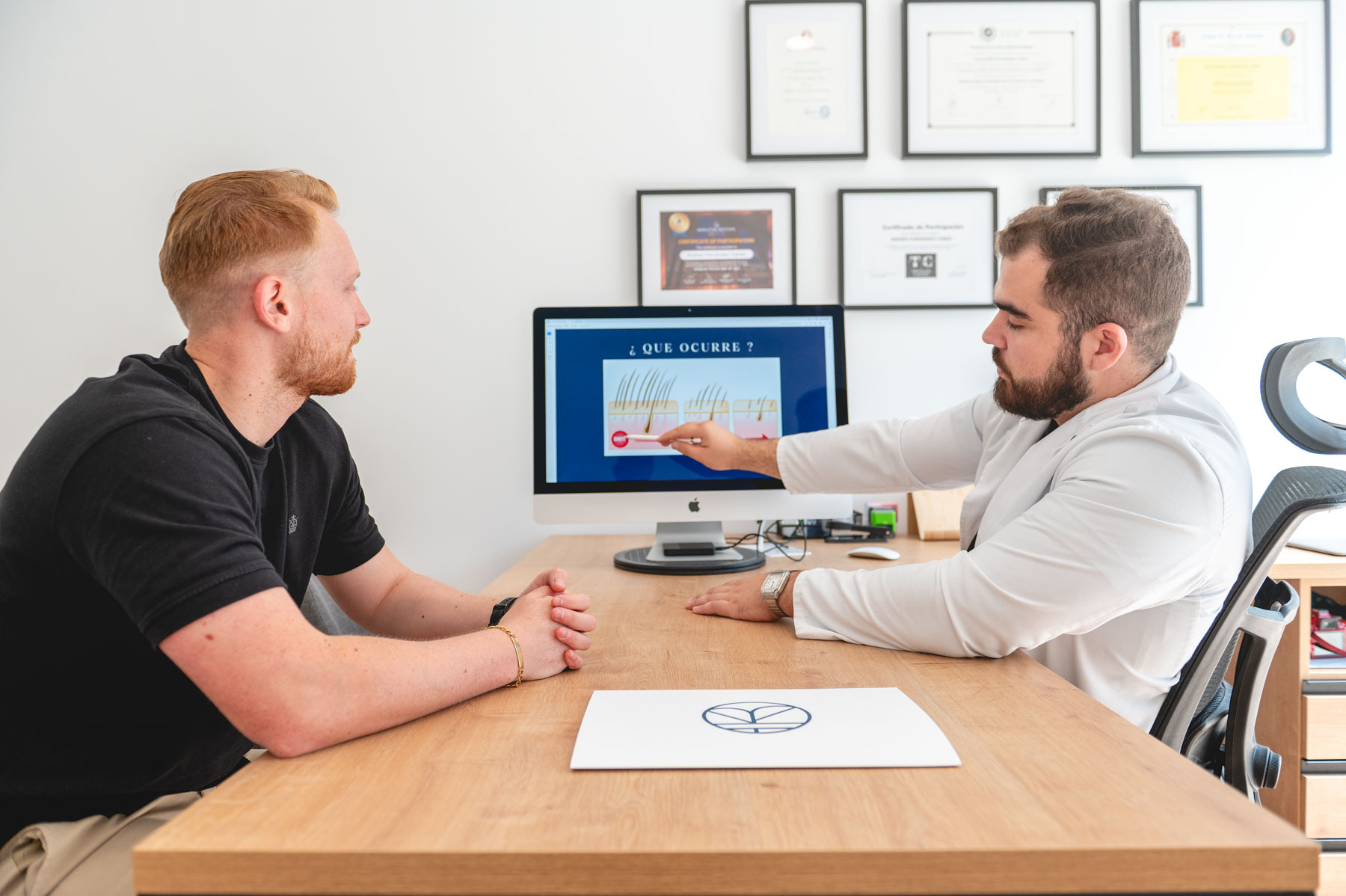 Consulta de diagnóstico pacientes Clínica KBO Medicina y Cirugía Capilar en Roquetas de Mar