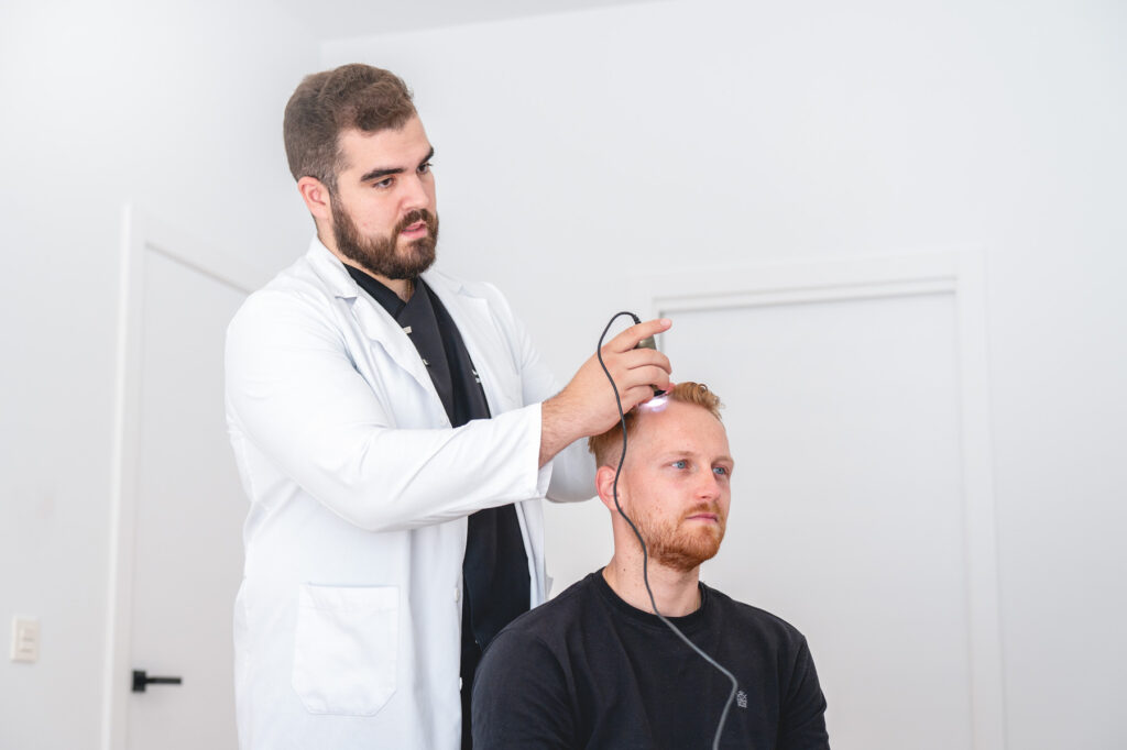 Observación con Tricoscopio Medicina y Cirugia Capilar KBO Roquetas de Mar